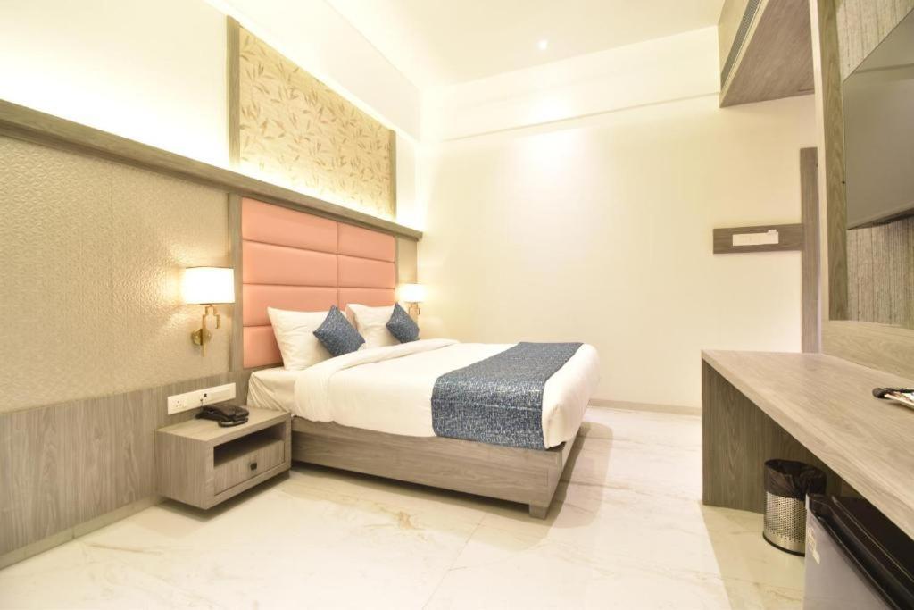 Glitz Hotels La Dahlia - Premium Thane Exterior foto