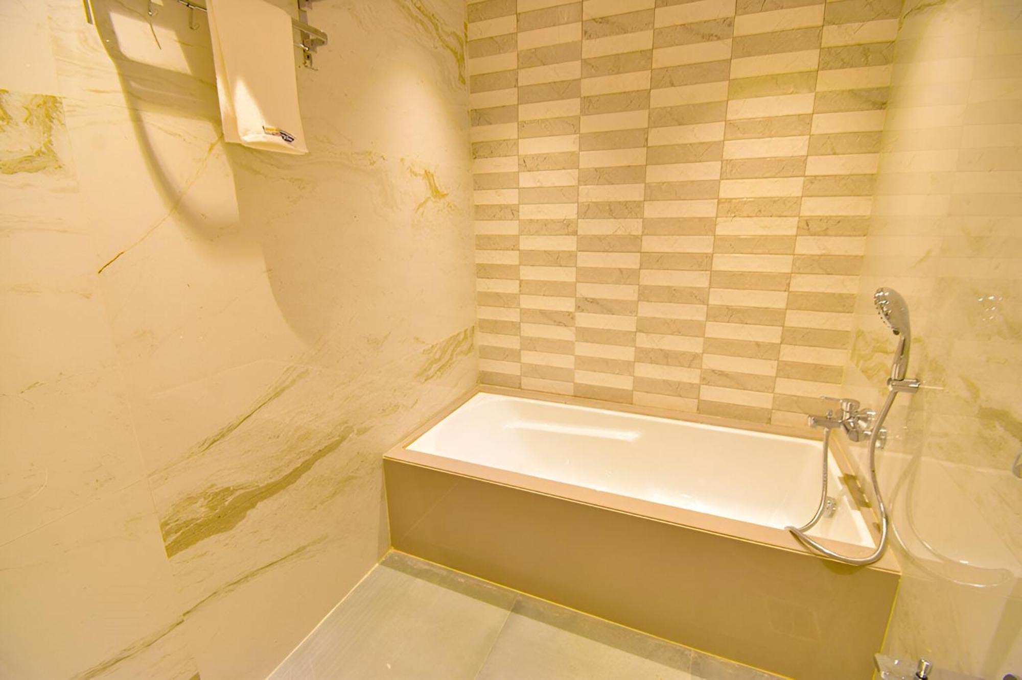 Glitz Hotels La Dahlia - Premium Thane Exterior foto